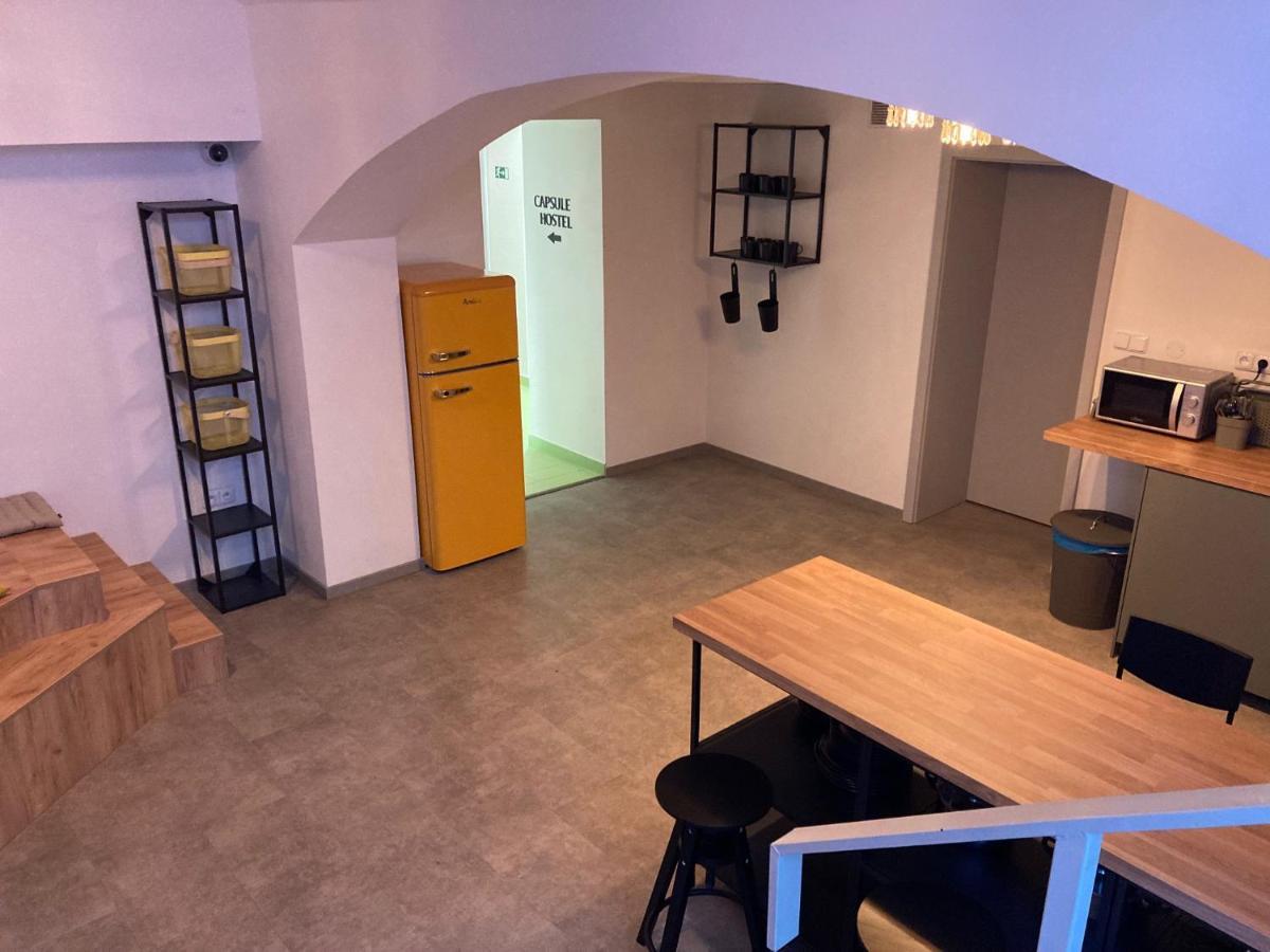 Capsule Hostel Erbenova Прага Экстерьер фото